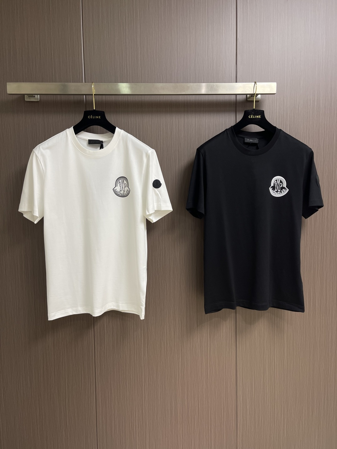 Moncler logo标识印花短袖T恤，纯棉双纱面料，对色定染面料，超精细平网印花工艺，潮流感十足，采