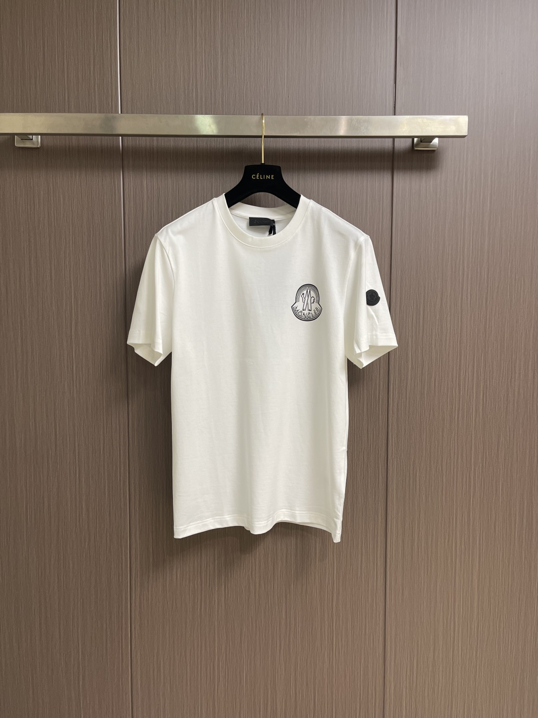 Moncler logo标识印花短袖T恤，纯棉双纱面料，对色定染面料，超精细平网印花工艺，潮流感十足，采