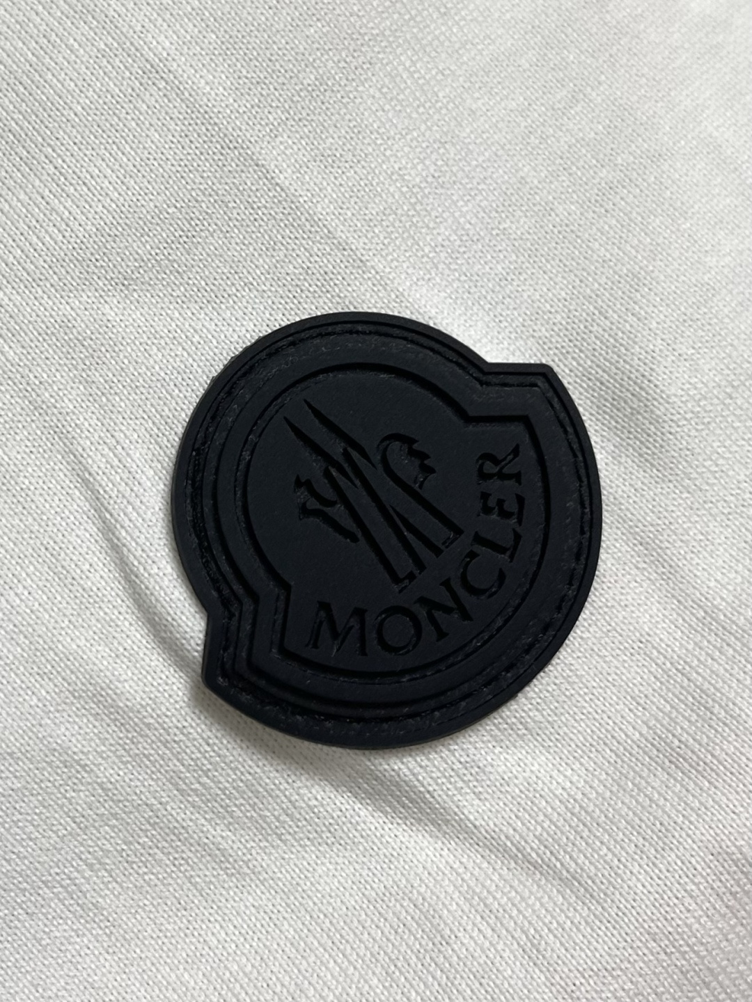 Moncler logo标识印花短袖T恤，纯棉双纱面料，对色定染面料，超精细平网印花工艺，潮流感十足，采