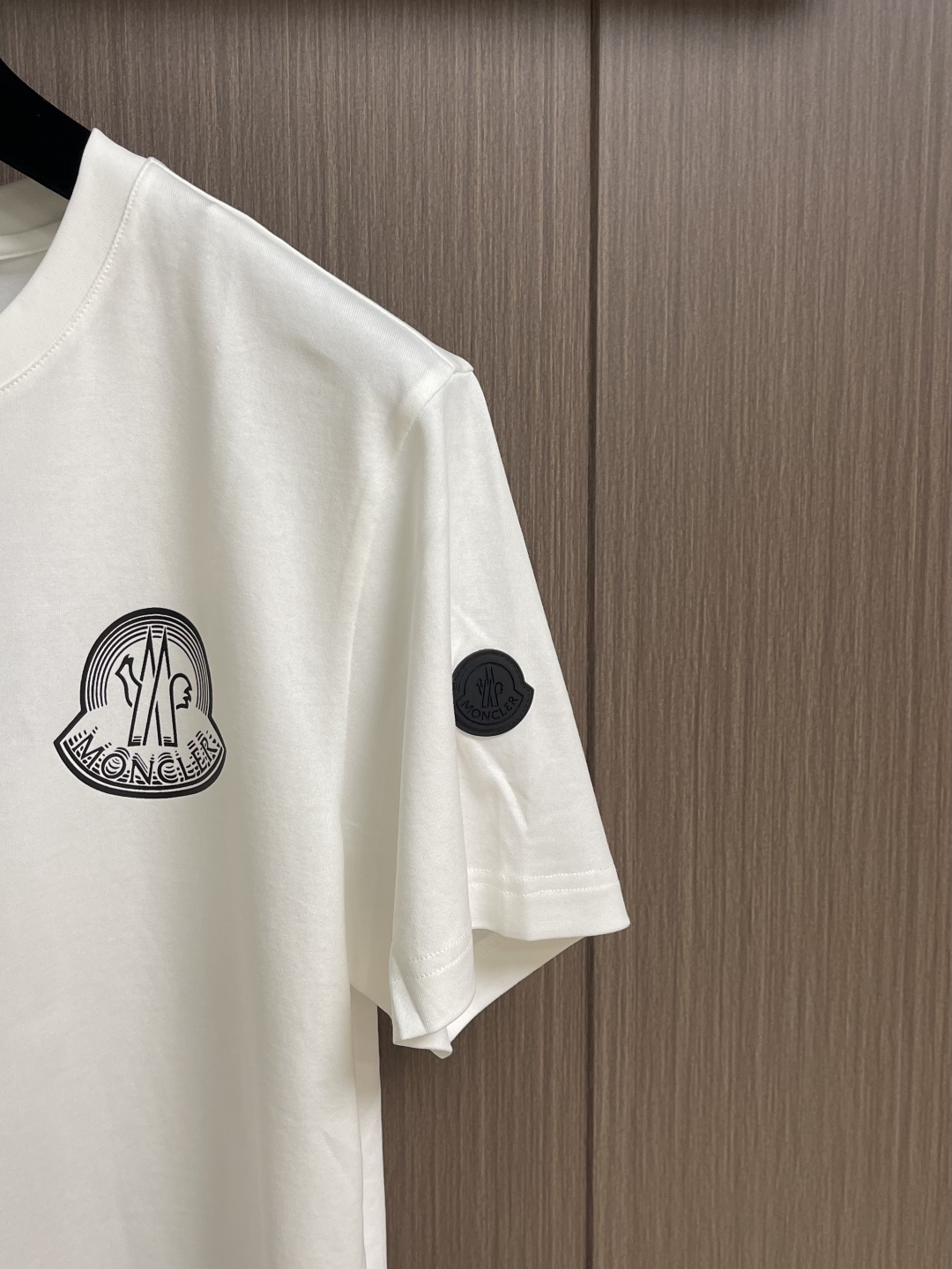 Moncler logo标识印花短袖T恤，纯棉双纱面料，对色定染面料，超精细平网印花工艺，潮流感十足，采