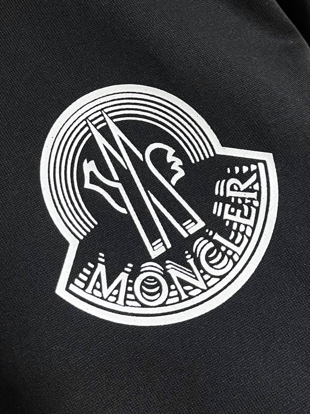 Moncler logo标识印花短袖T恤，纯棉双纱面料，对色定染面料，超精细平网印花工艺，潮流感十足，采