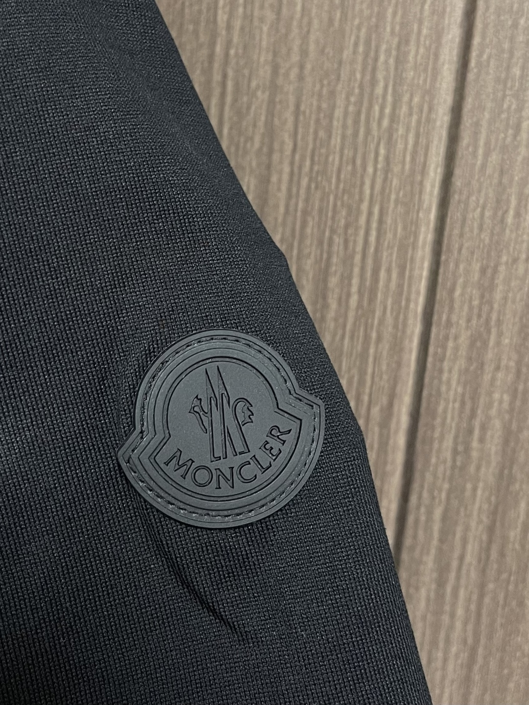 Moncler logo标识印花短袖T恤，纯棉双纱面料，对色定染面料，超精细平网印花工艺，潮流感十足，采