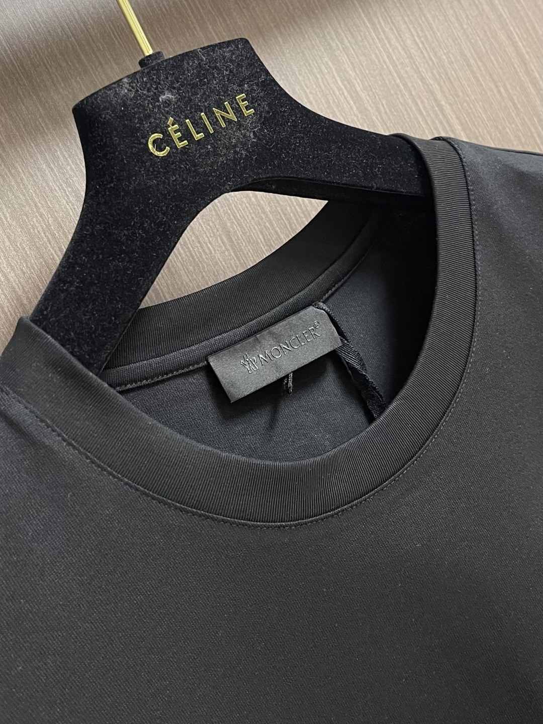 Moncler logo标识印花短袖T恤，纯棉双纱面料，对色定染面料，超精细平网印花工艺，潮流感十足，采