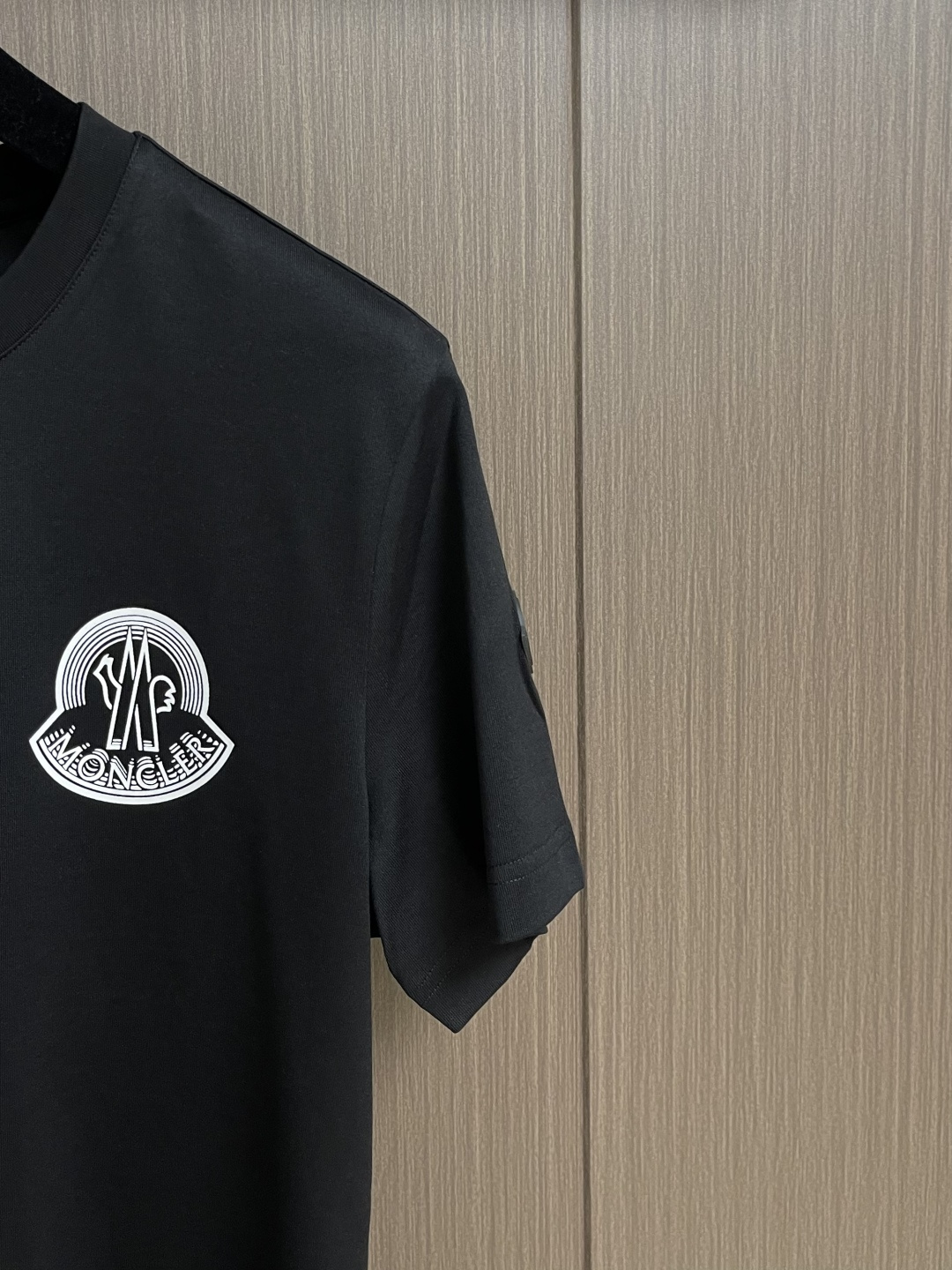 Moncler logo标识印花短袖T恤，纯棉双纱面料，对色定染面料，超精细平网印花工艺，潮流感十足，采