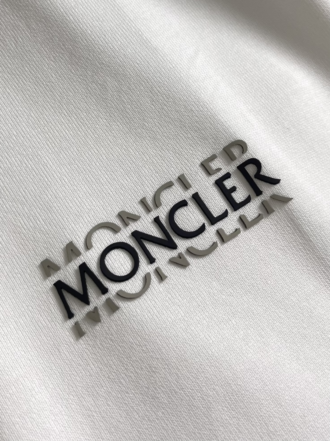 Moncler 2026ss春夏新款短袖T恤，定制面料，定制logo印花，舒适性与透气性兼优，柔软抗皱弹