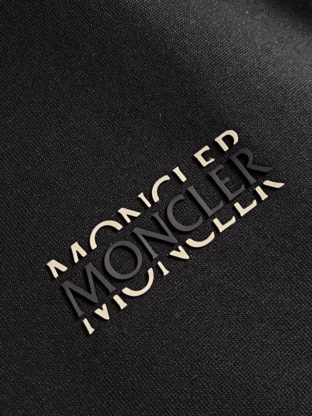 Moncler 2026ss春夏新款短袖T恤，定制面料，定制logo印花，舒适性与透气性兼优，柔软抗皱弹