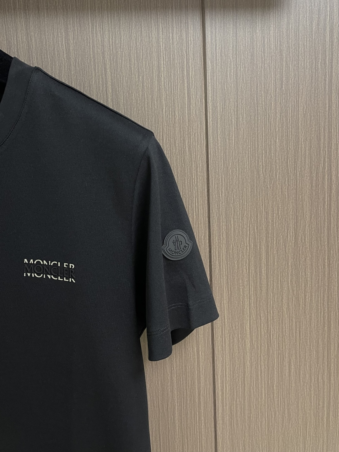 Moncler 2026ss春夏新款短袖T恤，定制面料，定制logo印花，舒适性与透气性兼优，柔软抗皱弹