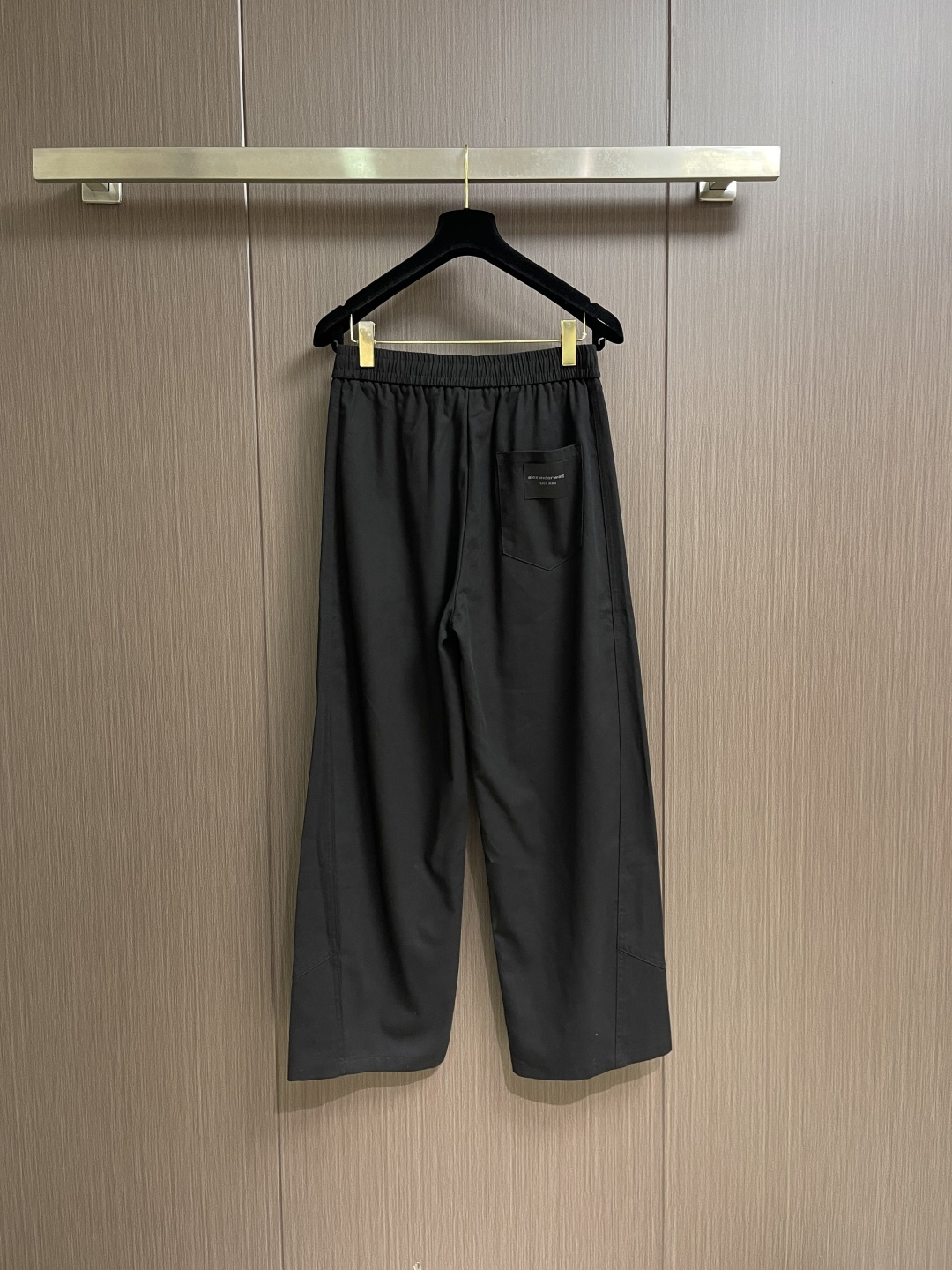 Alexander wang 亚历山大王 2026SS夏季新款休闲运动直筒裤，侧向饰有 大王印花图案设计