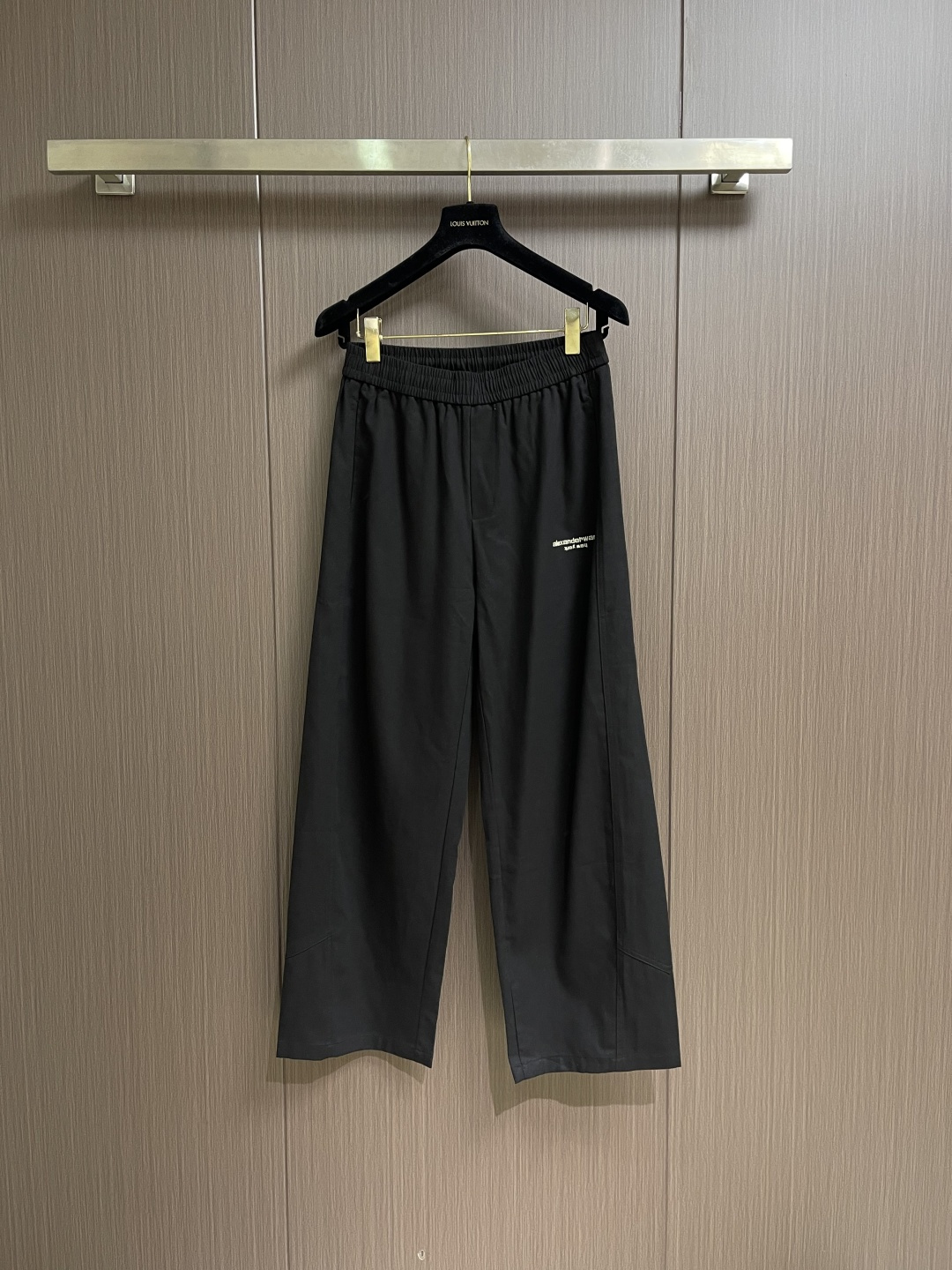 Alexander wang 亚历山大王 2026SS夏季新款休闲运动直筒裤，侧向饰有 大王印花图案设计