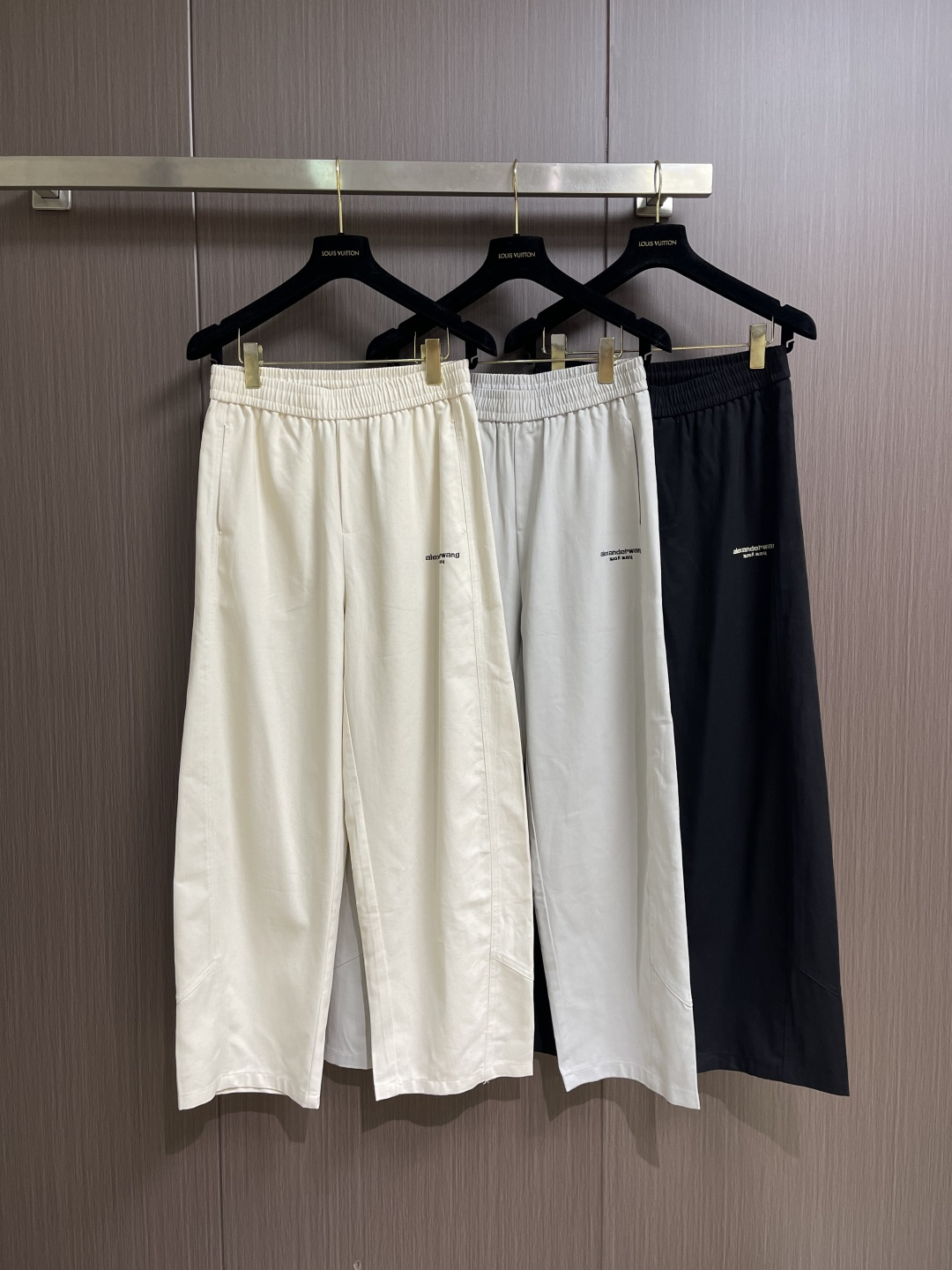 Alexander wang 亚历山大王 2026SS夏季新款休闲运动直筒裤，侧向饰有 大王印花图案设计
