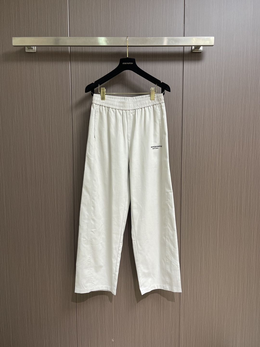 Alexander wang 亚历山大王 2026SS夏季新款休闲运动直筒裤，侧向饰有 大王印花图案设计