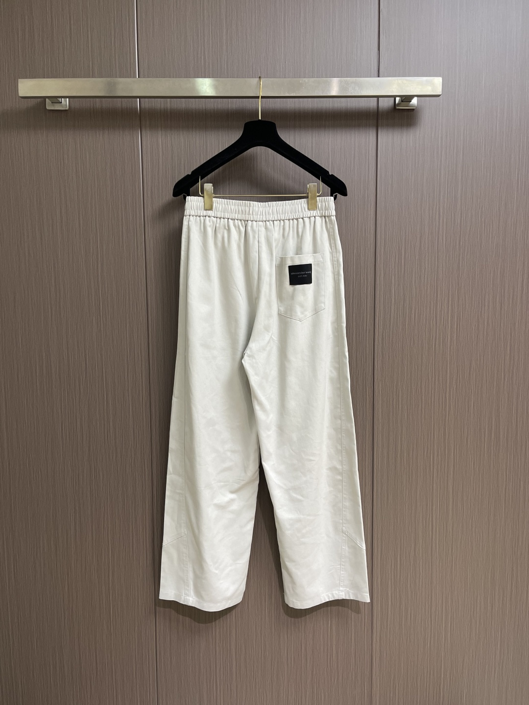 Alexander wang 亚历山大王 2026SS夏季新款休闲运动直筒裤，侧向饰有 大王印花图案设计