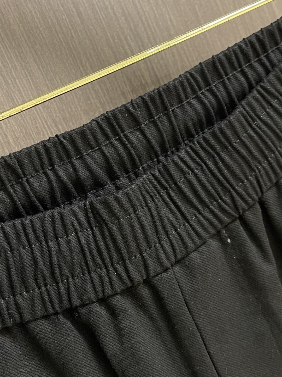 Alexander wang 亚历山大王 2026SS夏季新款休闲运动直筒裤，侧向饰有 大王印花图案设计