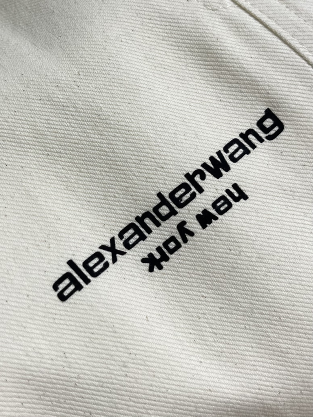 Alexander wang 亚历山大王 2026SS夏季新款休闲运动直筒裤，侧向饰有 大王印花图案设计