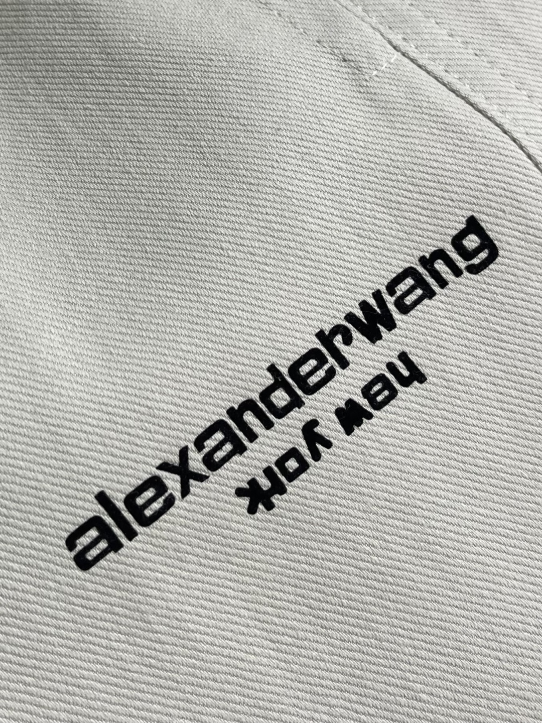 Alexander wang 亚历山大王 2026SS夏季新款休闲运动直筒裤，侧向饰有 大王印花图案设计
