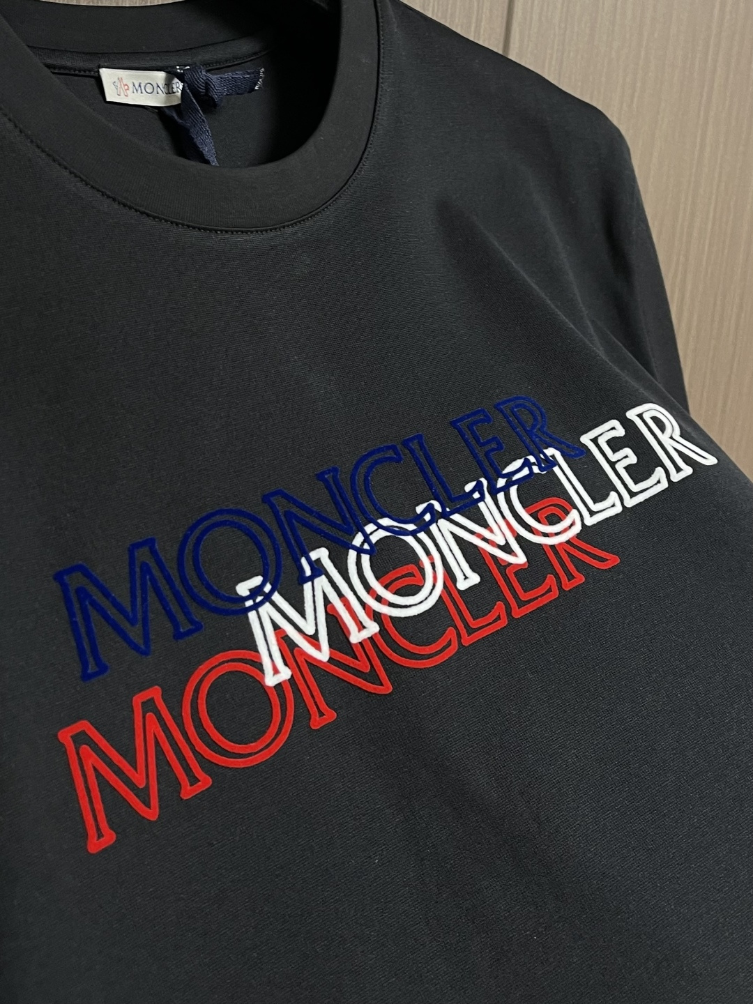 Moncler 2026ss早春新品三色镂空印花短袖T恤，定制260克高密水柔棉面料，保暖性强并且增加抗