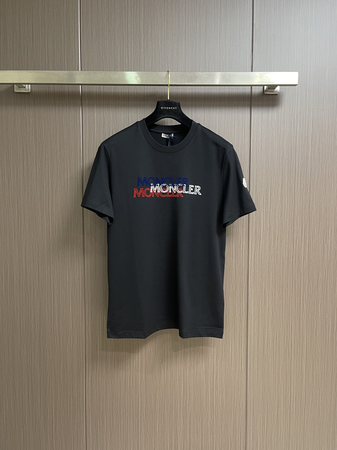 Moncler 2026ss早春新品三色镂空印花短袖T恤，定制260克高密水柔棉面料，保暖性强并且增加抗