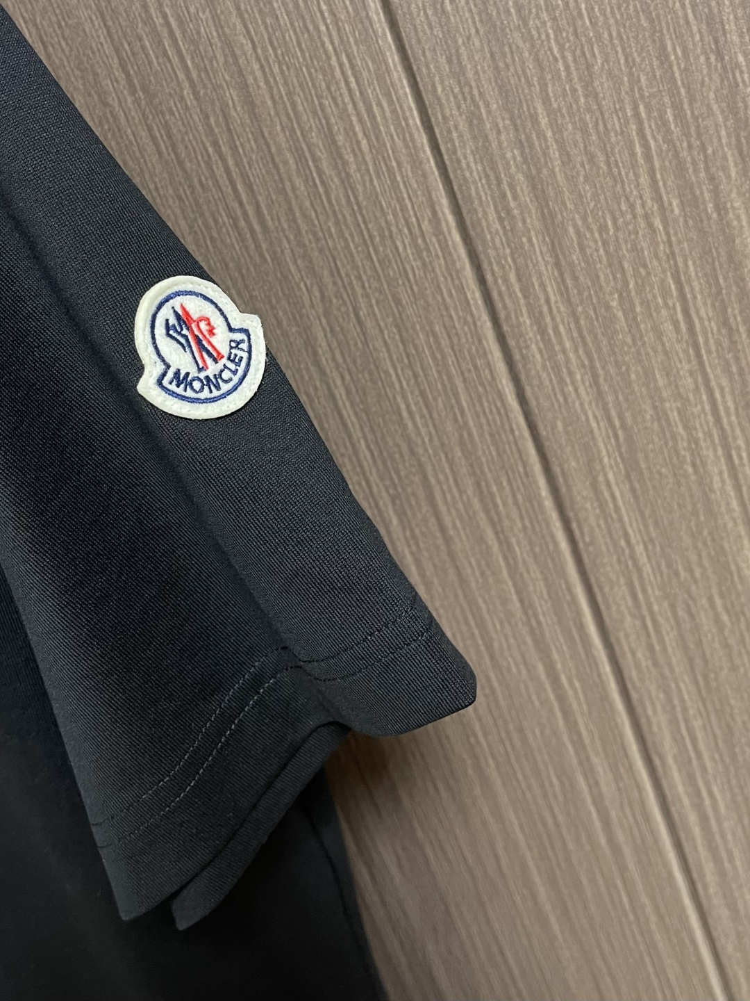 Moncler 2026ss早春新品三色镂空印花短袖T恤，定制260克高密水柔棉面料，保暖性强并且增加抗
