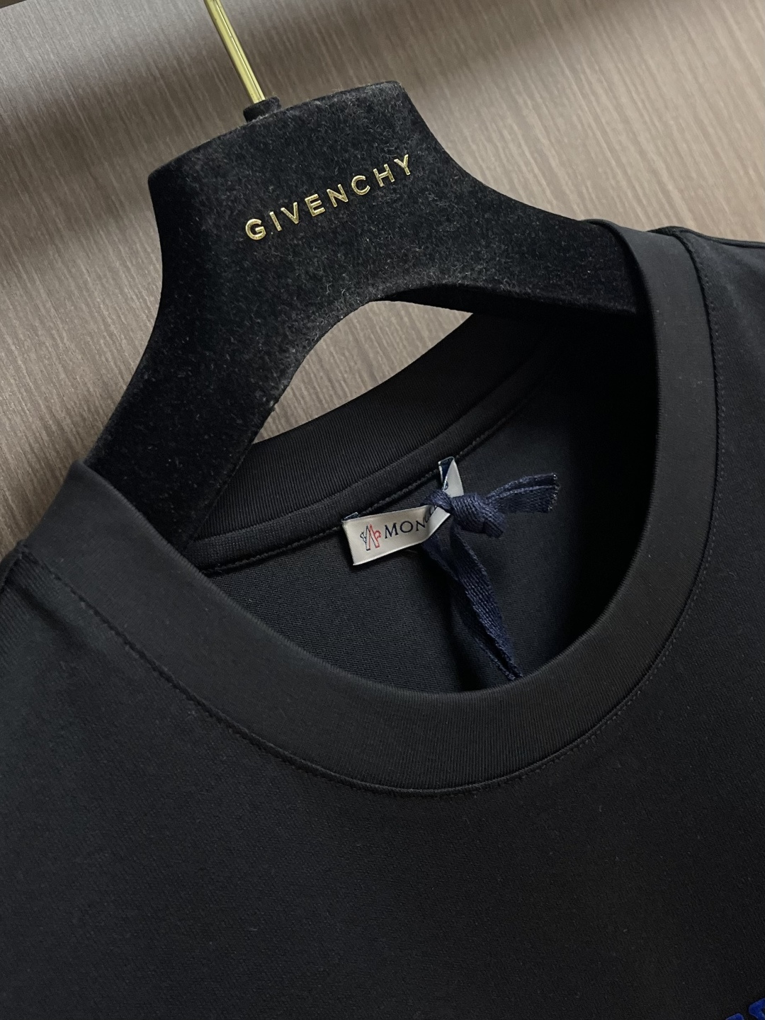 Moncler 2026ss早春新品三色镂空印花短袖T恤，定制260克高密水柔棉面料，保暖性强并且增加抗