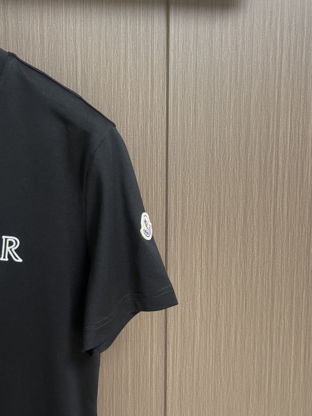 Moncler 2026ss早春新品三色镂空印花短袖T恤，定制260克高密水柔棉面料，保暖性强并且增加抗