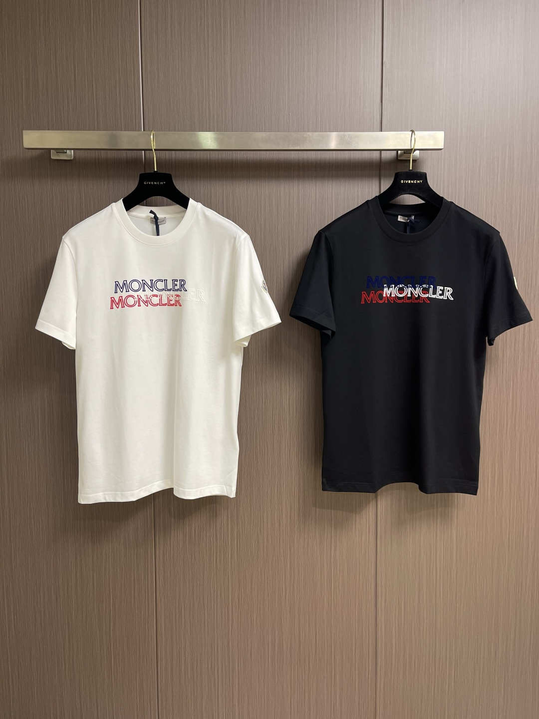 Moncler 2026ss早春新品三色镂空印花短袖T恤，定制260克高密水柔棉面料，保暖性强并且增加抗