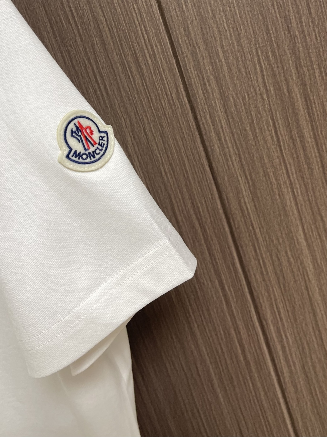 Moncler 2026ss早春新品三色镂空印花短袖T恤，定制260克高密水柔棉面料，保暖性强并且增加抗
