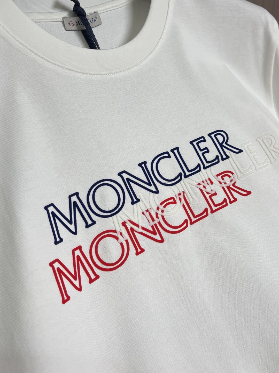Moncler 2026ss早春新品三色镂空印花短袖T恤，定制260克高密水柔棉面料，保暖性强并且增加抗