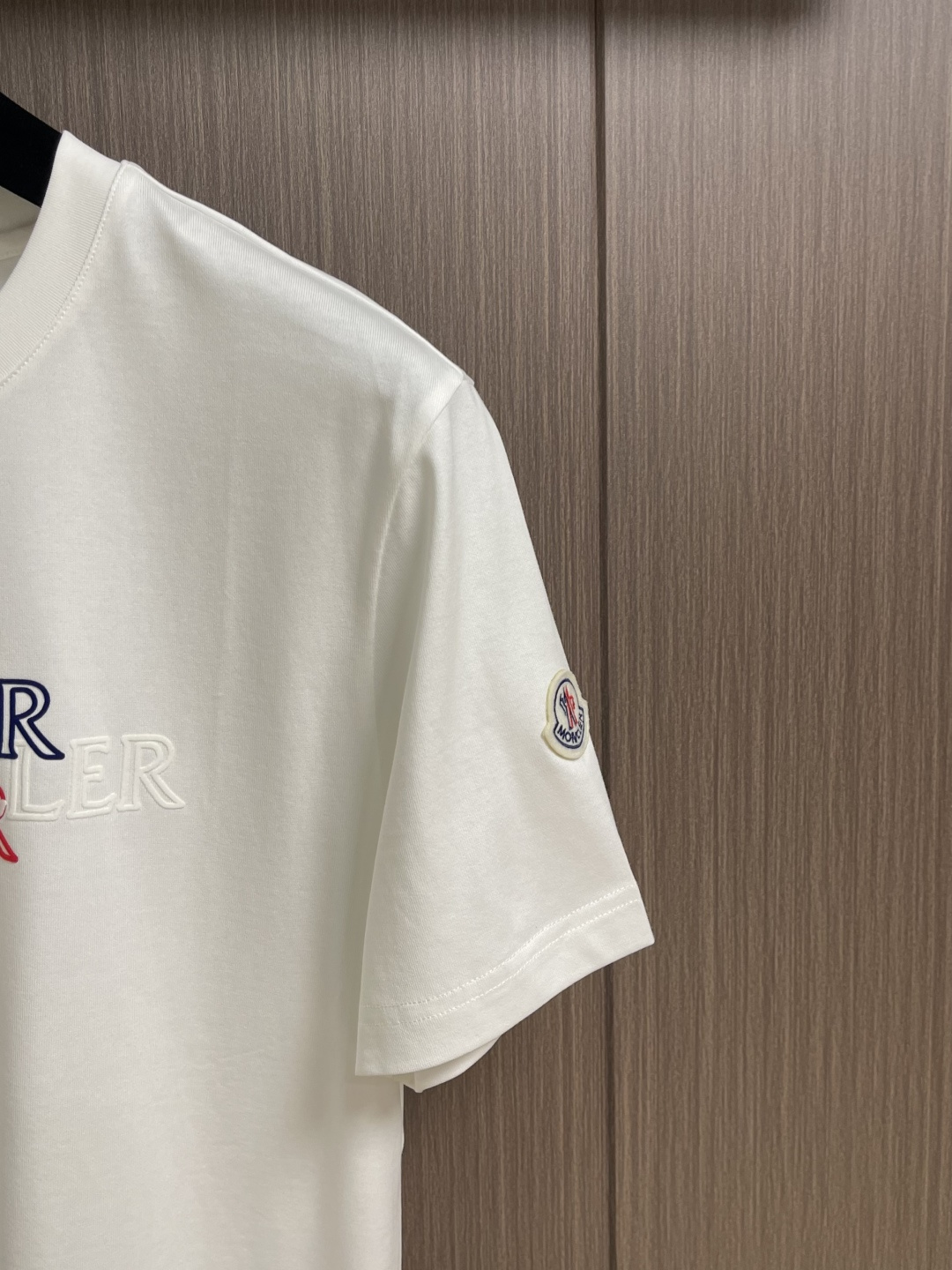 Moncler 2026ss早春新品三色镂空印花短袖T恤，定制260克高密水柔棉面料，保暖性强并且增加抗