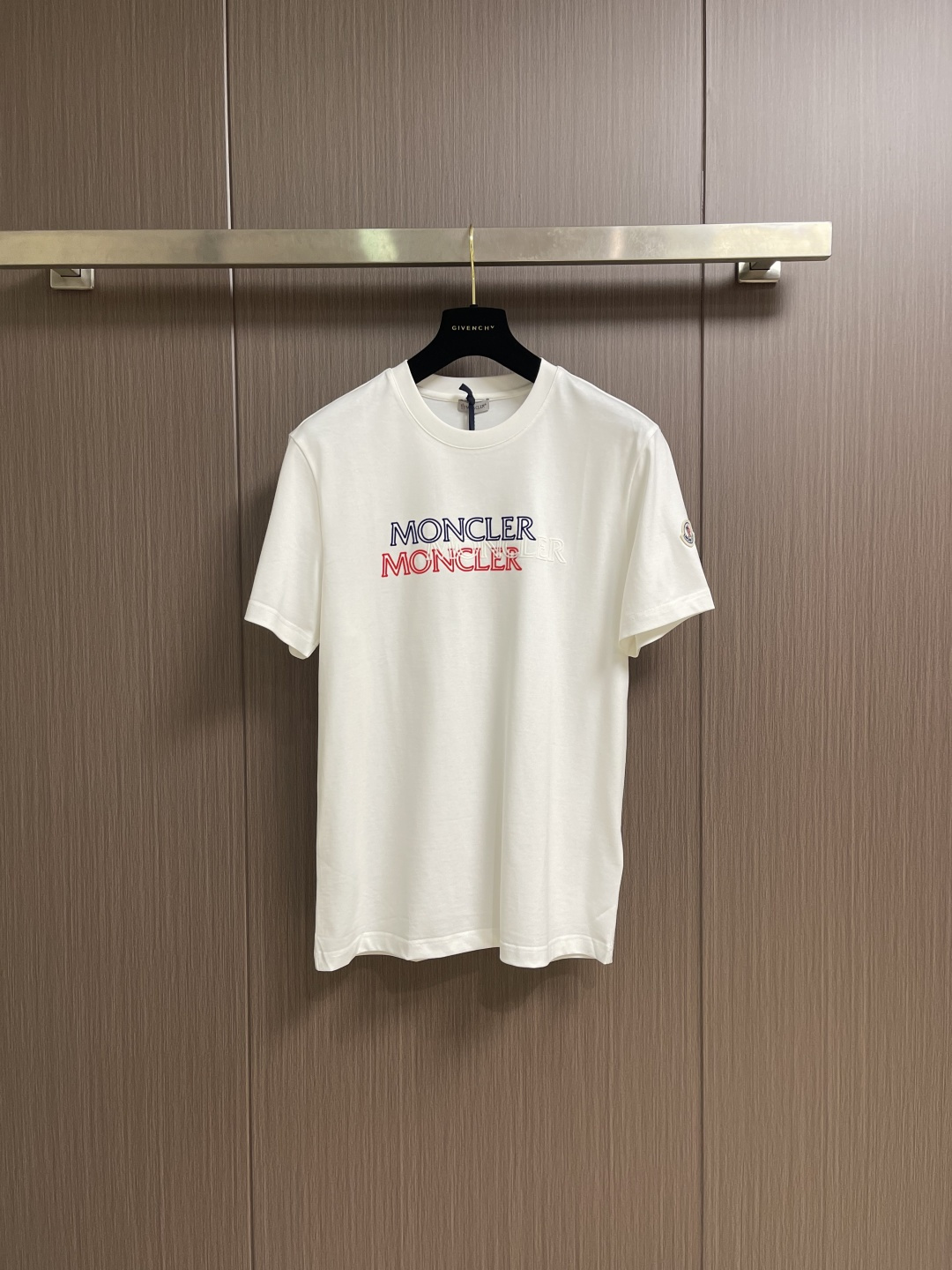Moncler 2026ss早春新品三色镂空印花短袖T恤，定制260克高密水柔棉面料，保暖性强并且增加抗
