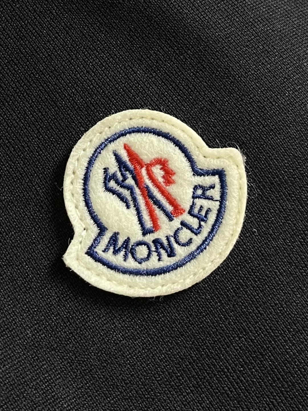 Moncler 2026SS早春新品休闲徽章短袖。甄选高支长绒棉经氨处理后，触感软糯亲肤，透气性绝佳，夏