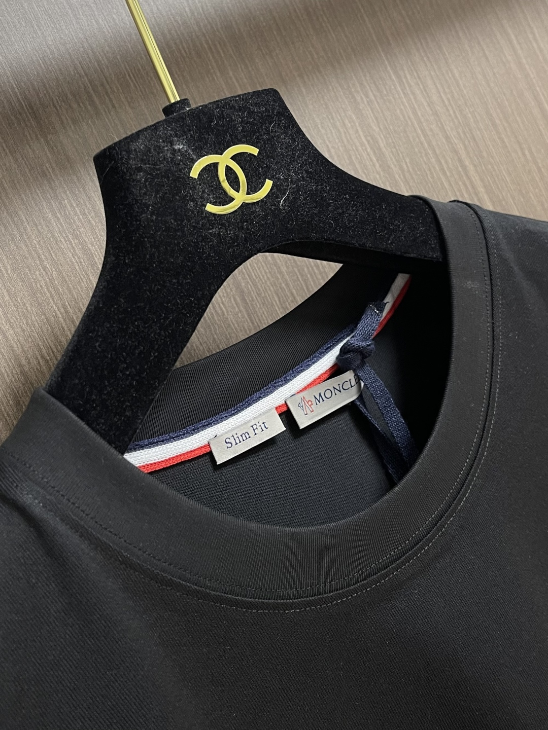 Moncler 2026SS早春新品休闲徽章短袖。甄选高支长绒棉经氨处理后，触感软糯亲肤，透气性绝佳，夏