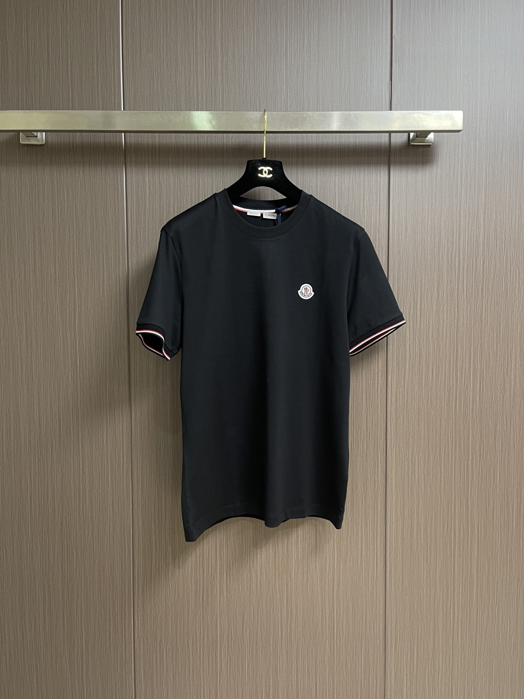 Moncler 2026SS早春新品休闲徽章短袖。甄选高支长绒棉经氨处理后，触感软糯亲肤，透气性绝佳，夏