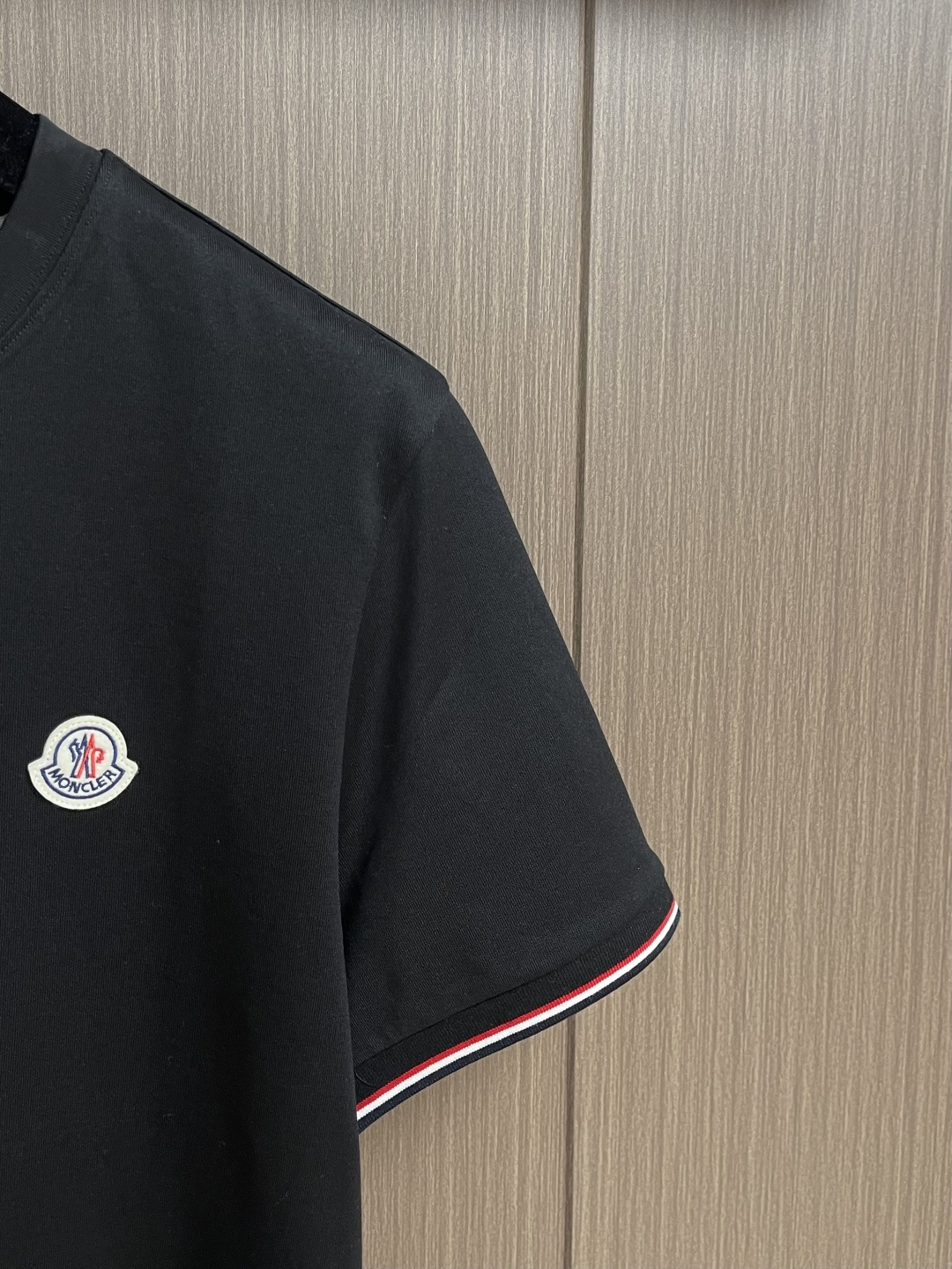 Moncler 2026SS早春新品休闲徽章短袖。甄选高支长绒棉经氨处理后，触感软糯亲肤，透气性绝佳，夏