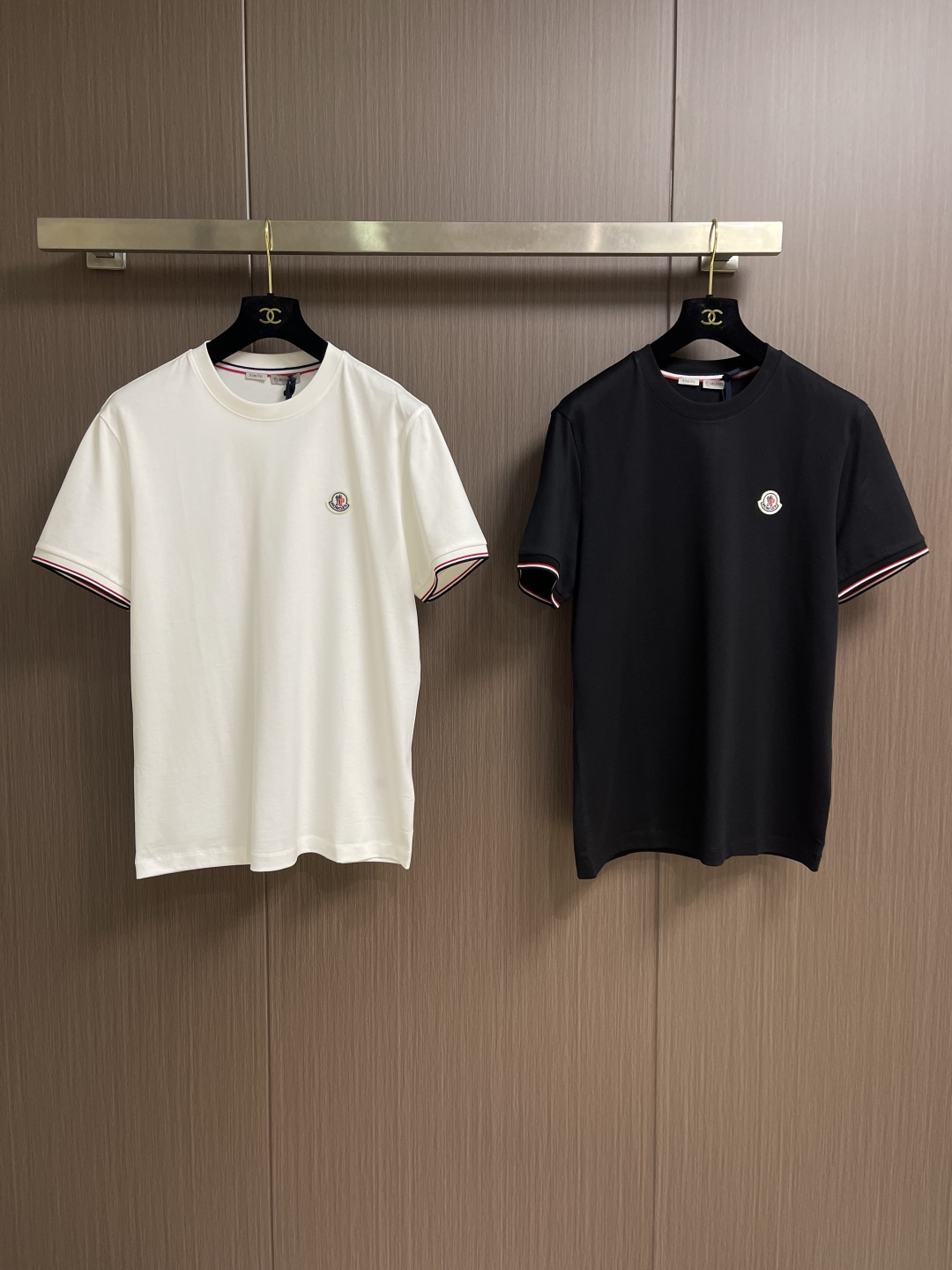 Moncler 2026SS早春新品休闲徽章短袖。甄选高支长绒棉经氨处理后，触感软糯亲肤，透气性绝佳，夏
