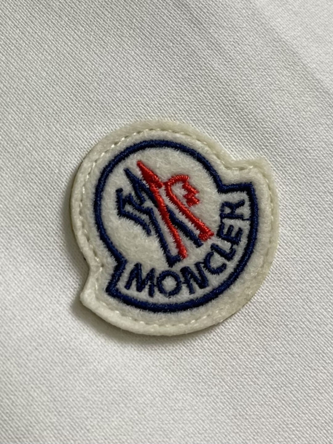 Moncler 2026SS早春新品休闲徽章短袖。甄选高支长绒棉经氨处理后，触感软糯亲肤，透气性绝佳，夏