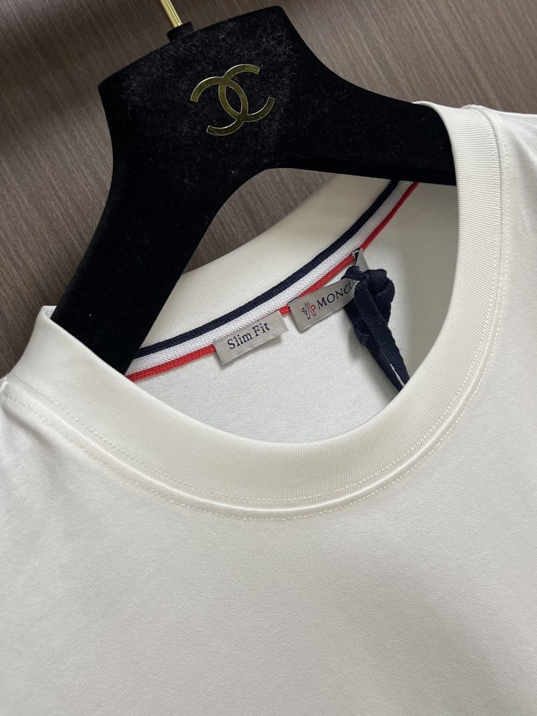 Moncler 2026SS早春新品休闲徽章短袖。甄选高支长绒棉经氨处理后，触感软糯亲肤，透气性绝佳，夏