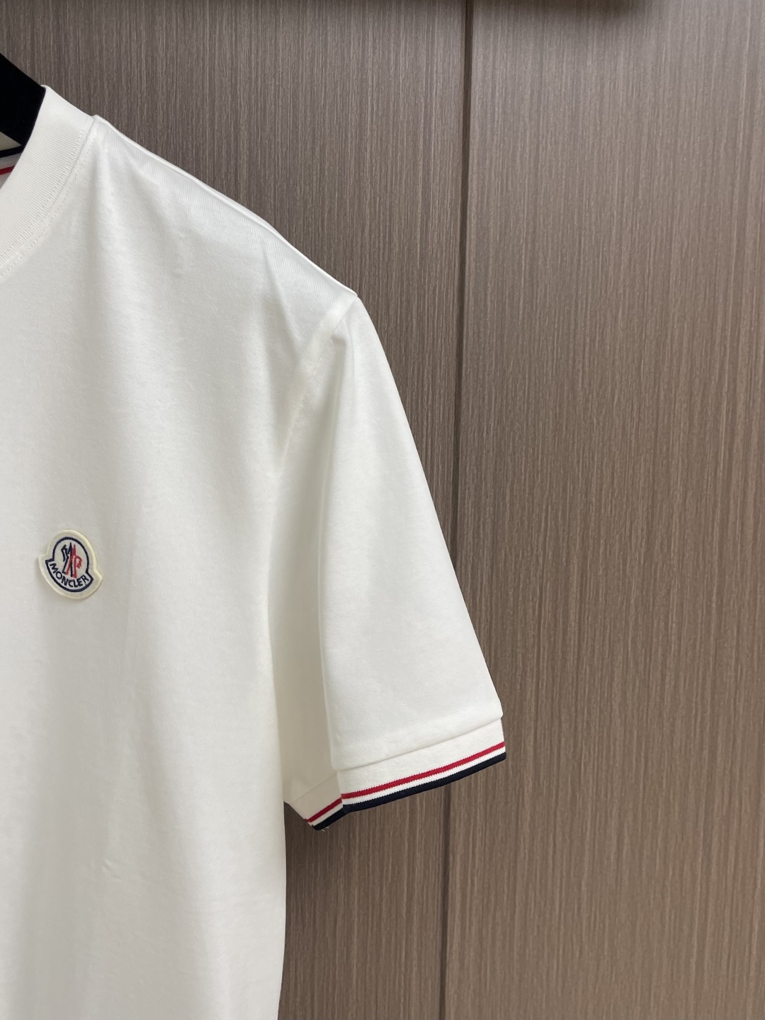 Moncler 2026SS早春新品休闲徽章短袖。甄选高支长绒棉经氨处理后，触感软糯亲肤，透气性绝佳，夏