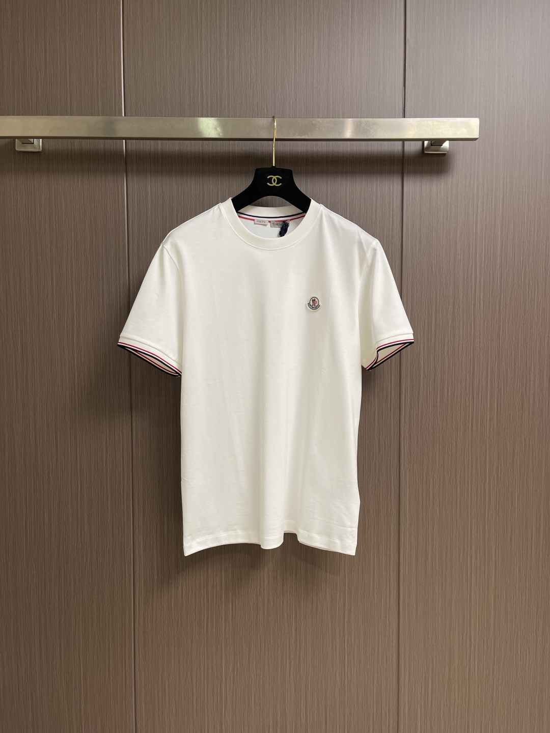 Moncler 2026SS早春新品休闲徽章短袖。甄选高支长绒棉经氨处理后，触感软糯亲肤，透气性绝佳，夏