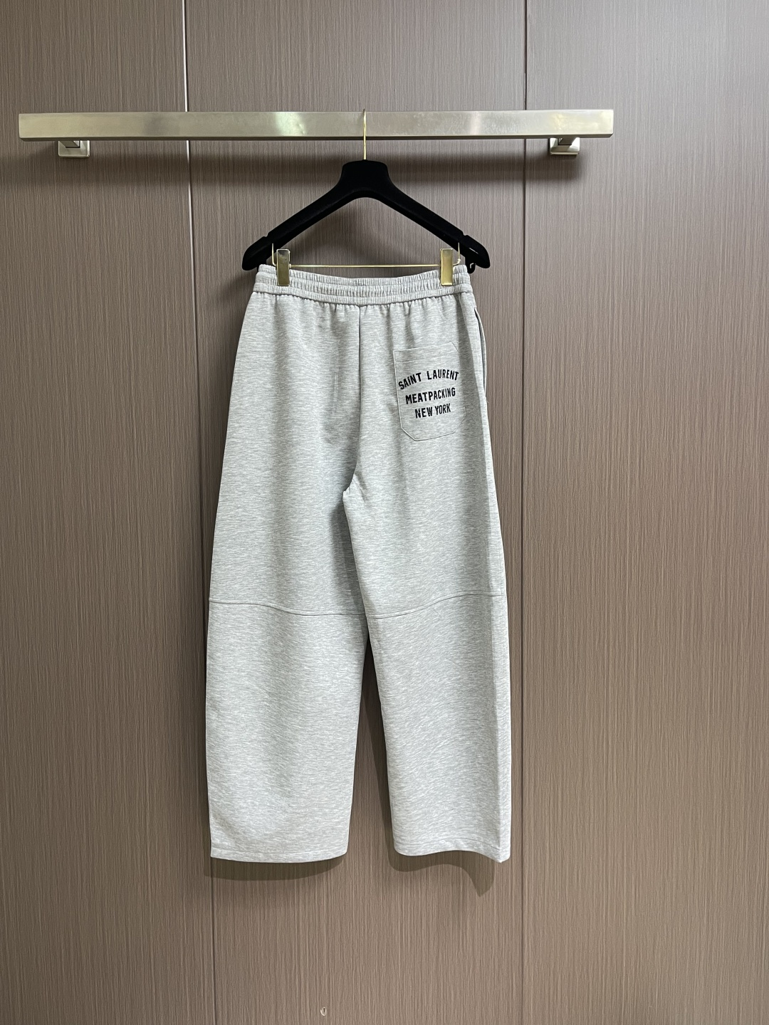 YSL 后袋刺绣设计直筒长裤，原版定制面料质感出众，触感柔软顺滑，同时有着不错的挺括度，穿着舒适自在，还