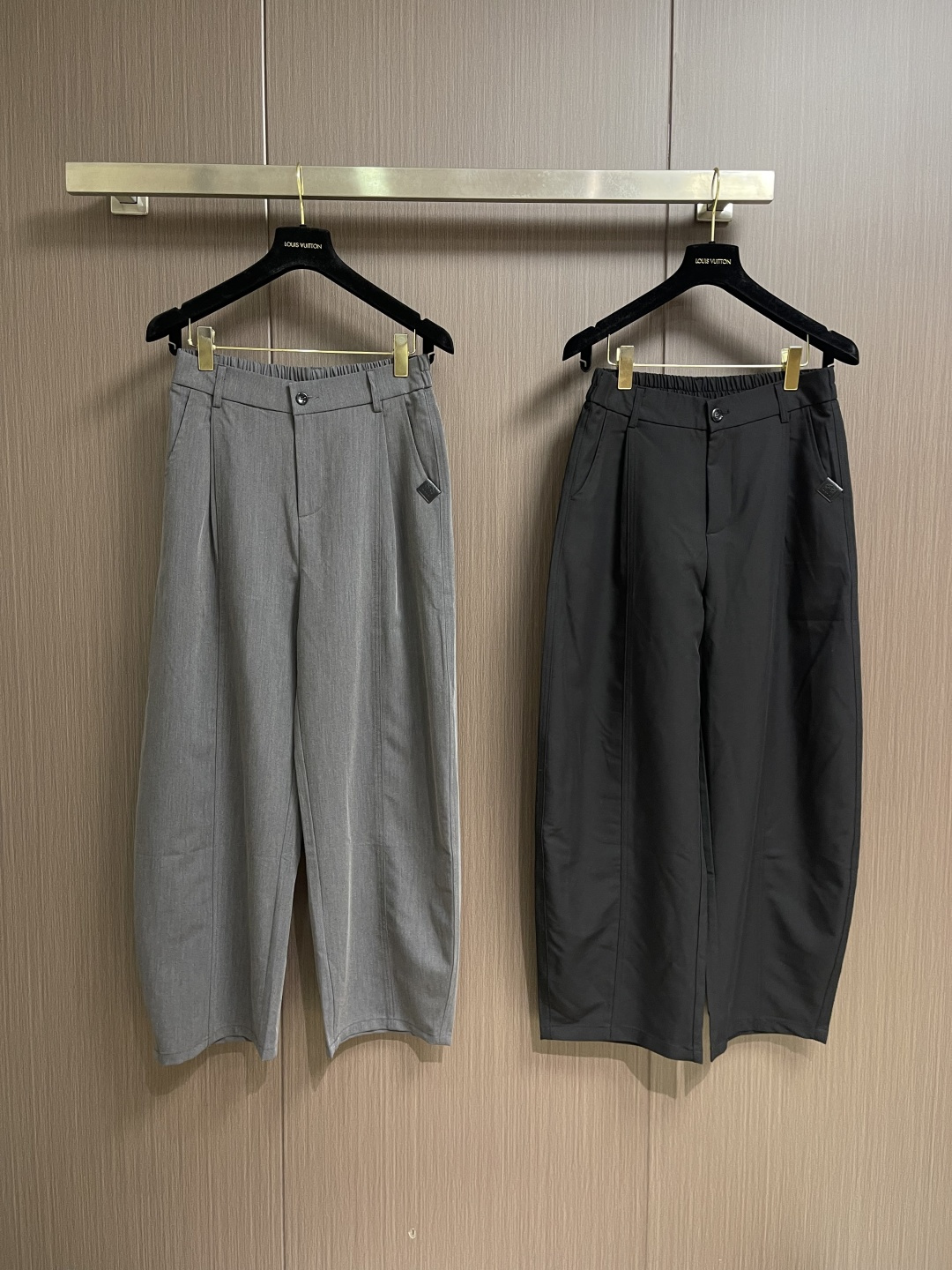 Loewe罗意威皮标直筒长裤，舒适与垂坠感并存，采用粘胶纤维 + 氨纶纤维的混纺面料 。粘胶纤维赋予面料