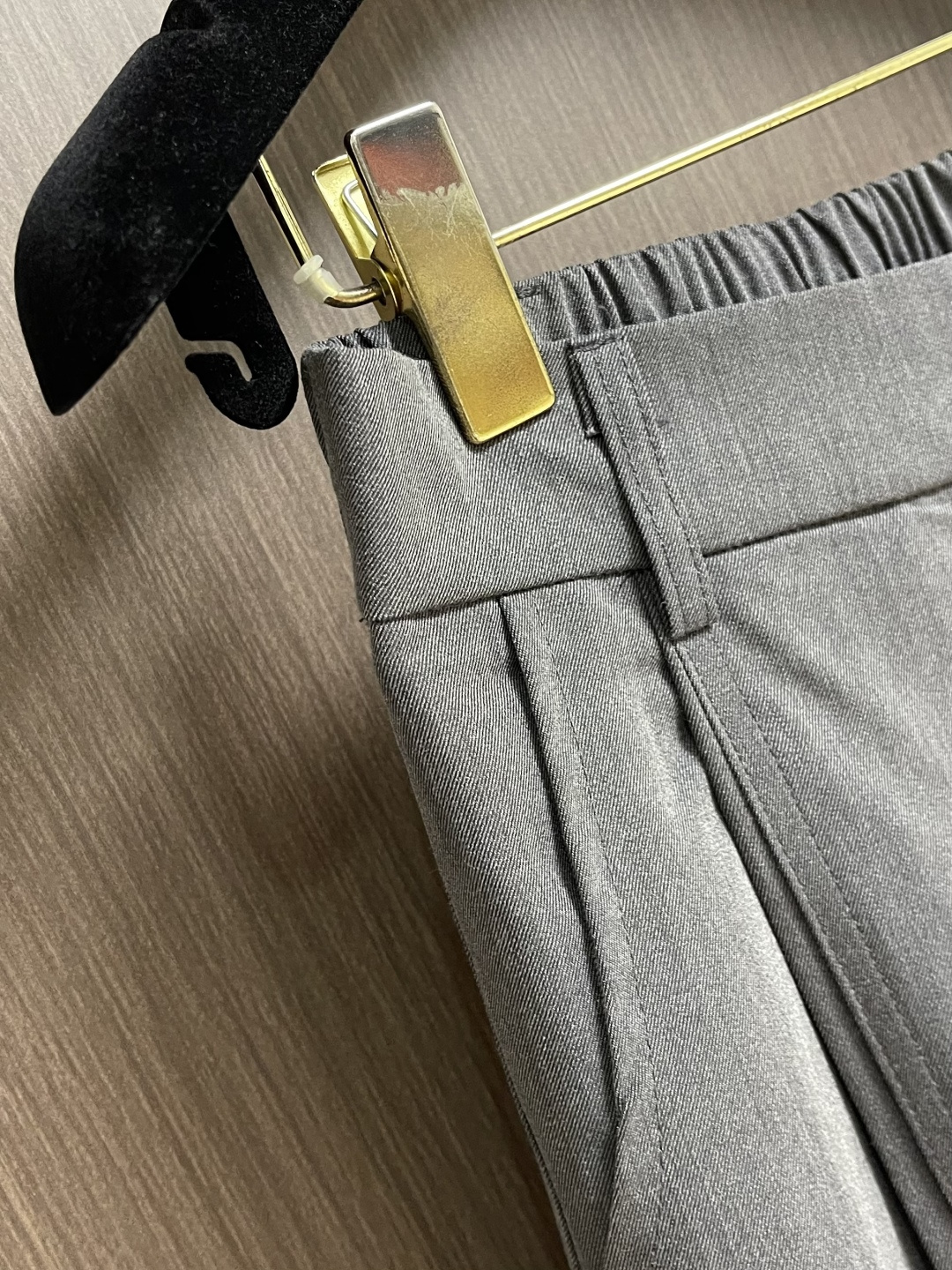 Loewe罗意威皮标直筒长裤，舒适与垂坠感并存，采用粘胶纤维 + 氨纶纤维的混纺面料 。粘胶纤维赋予面料