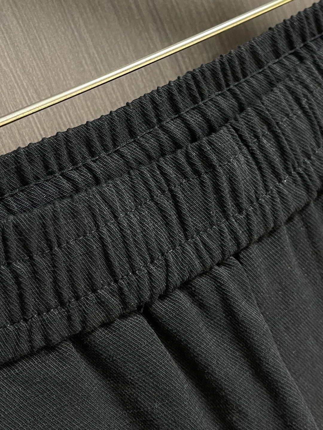 Loro Piana 印花标识直筒休闲裤 肉眼可见的利落裁剪，车线工整、细节无可挑剔，经典百搭 上身有总