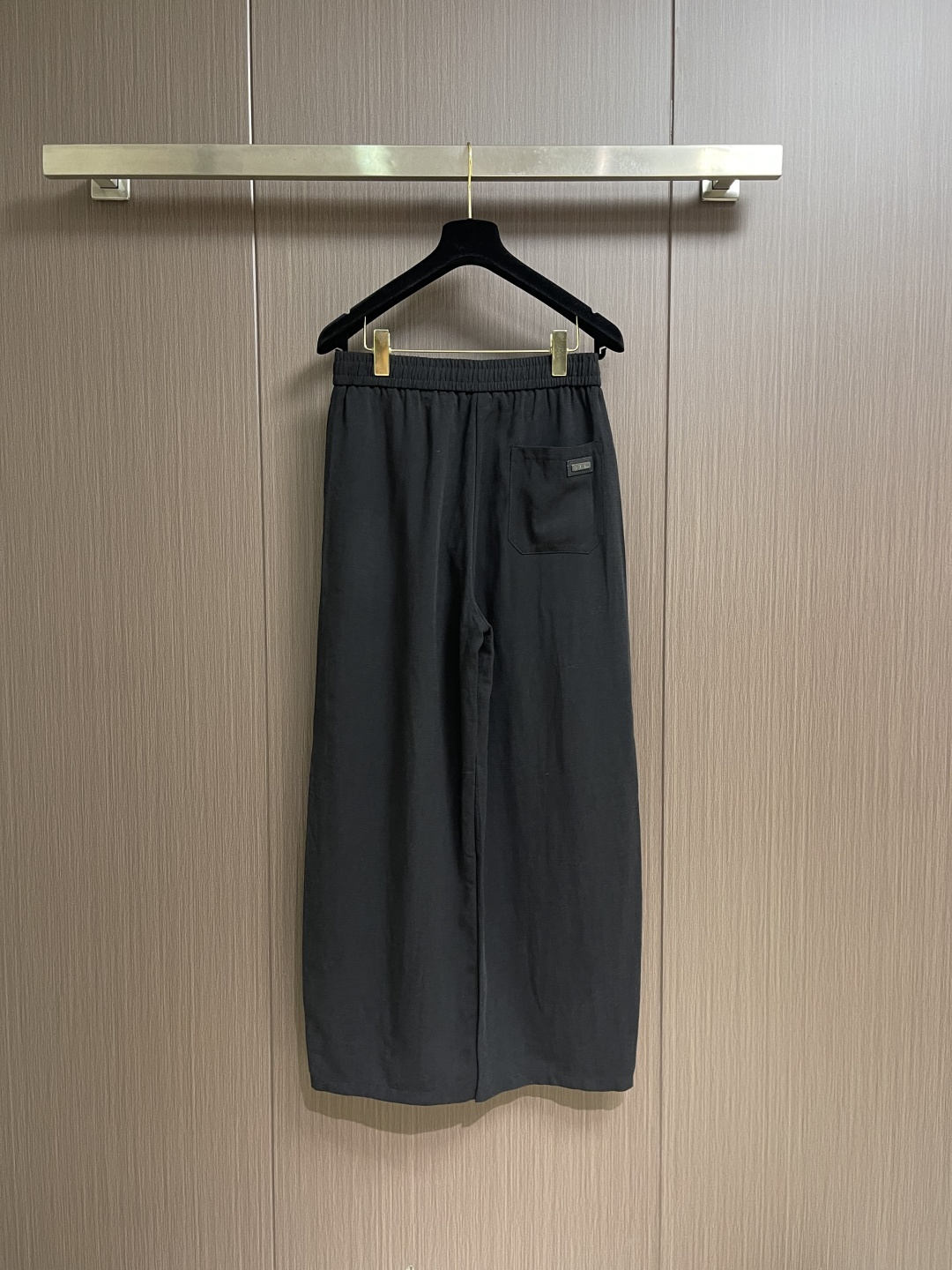 Loro Piana 印花标识直筒休闲裤 肉眼可见的利落裁剪，车线工整、细节无可挑剔，经典百搭 上身有总