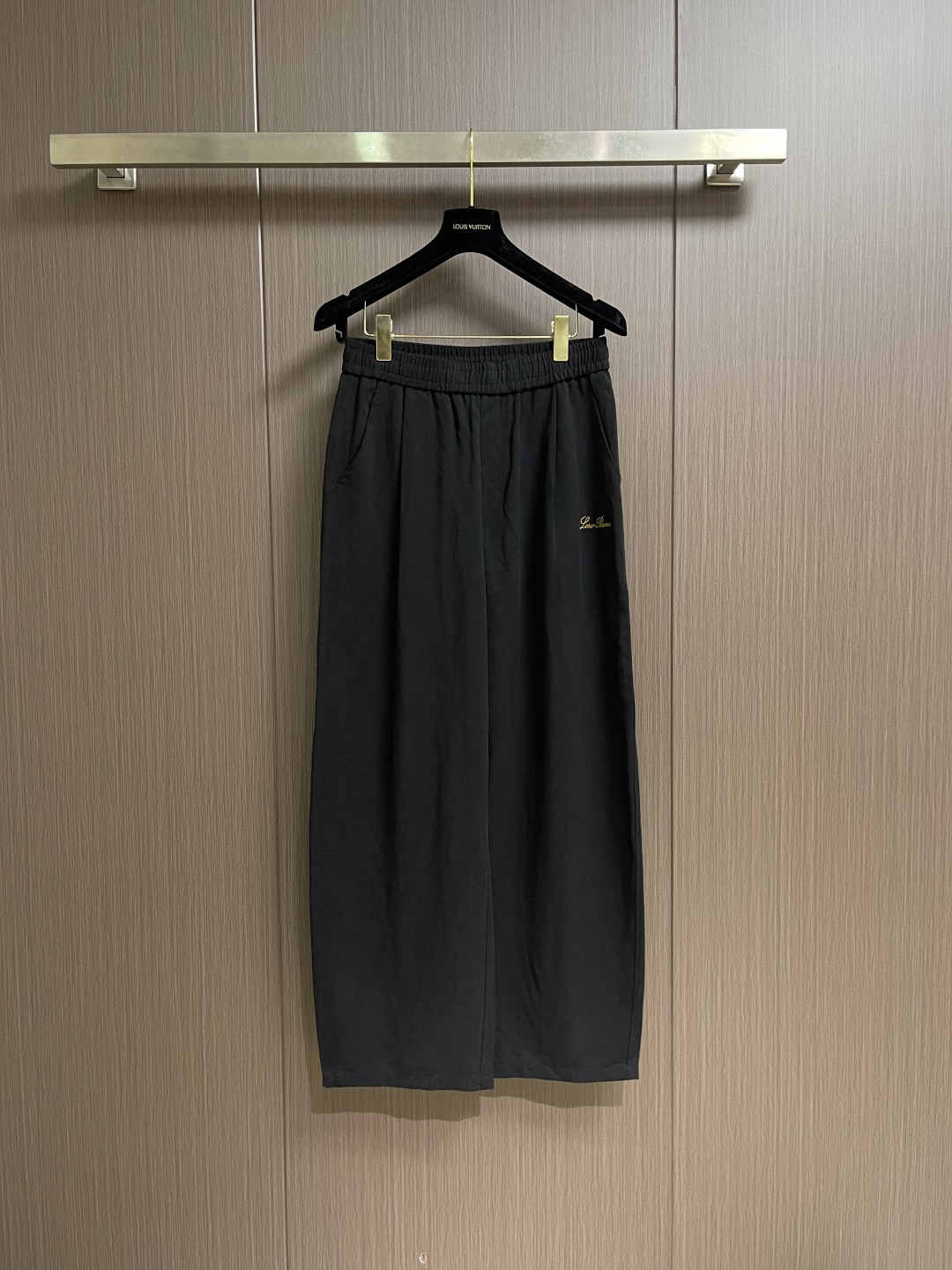 Loro Piana 印花标识直筒休闲裤 肉眼可见的利落裁剪，车线工整、细节无可挑剔，经典百搭 上身有总