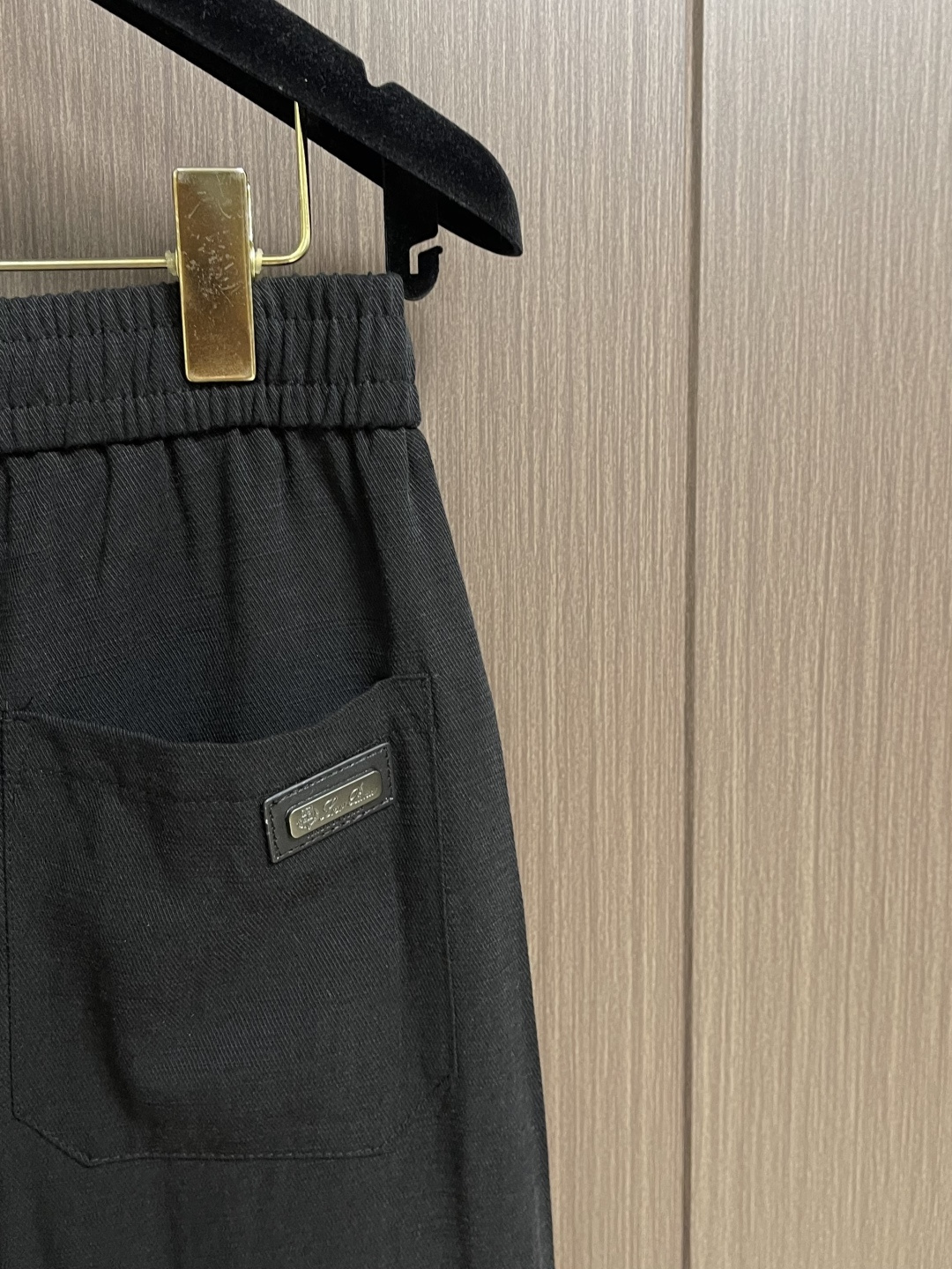 Loro Piana 印花标识直筒休闲裤 肉眼可见的利落裁剪，车线工整、细节无可挑剔，经典百搭 上身有总