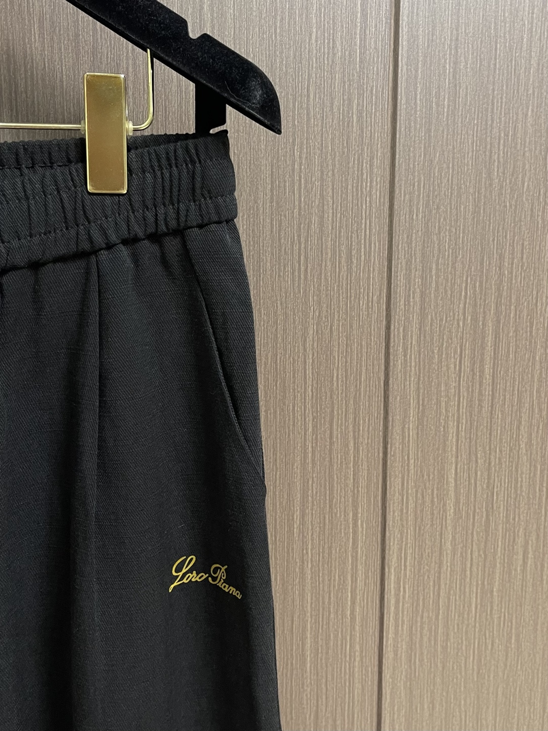 Loro Piana 印花标识直筒休闲裤 肉眼可见的利落裁剪，车线工整、细节无可挑剔，经典百搭 上身有总