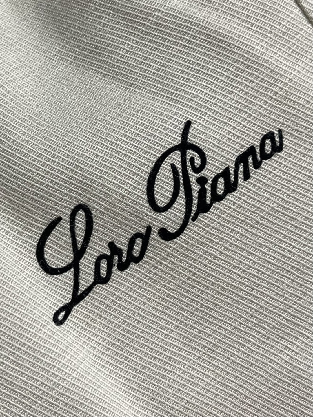 Loro Piana 印花标识直筒休闲裤 肉眼可见的利落裁剪，车线工整、细节无可挑剔，经典百搭 上身有总