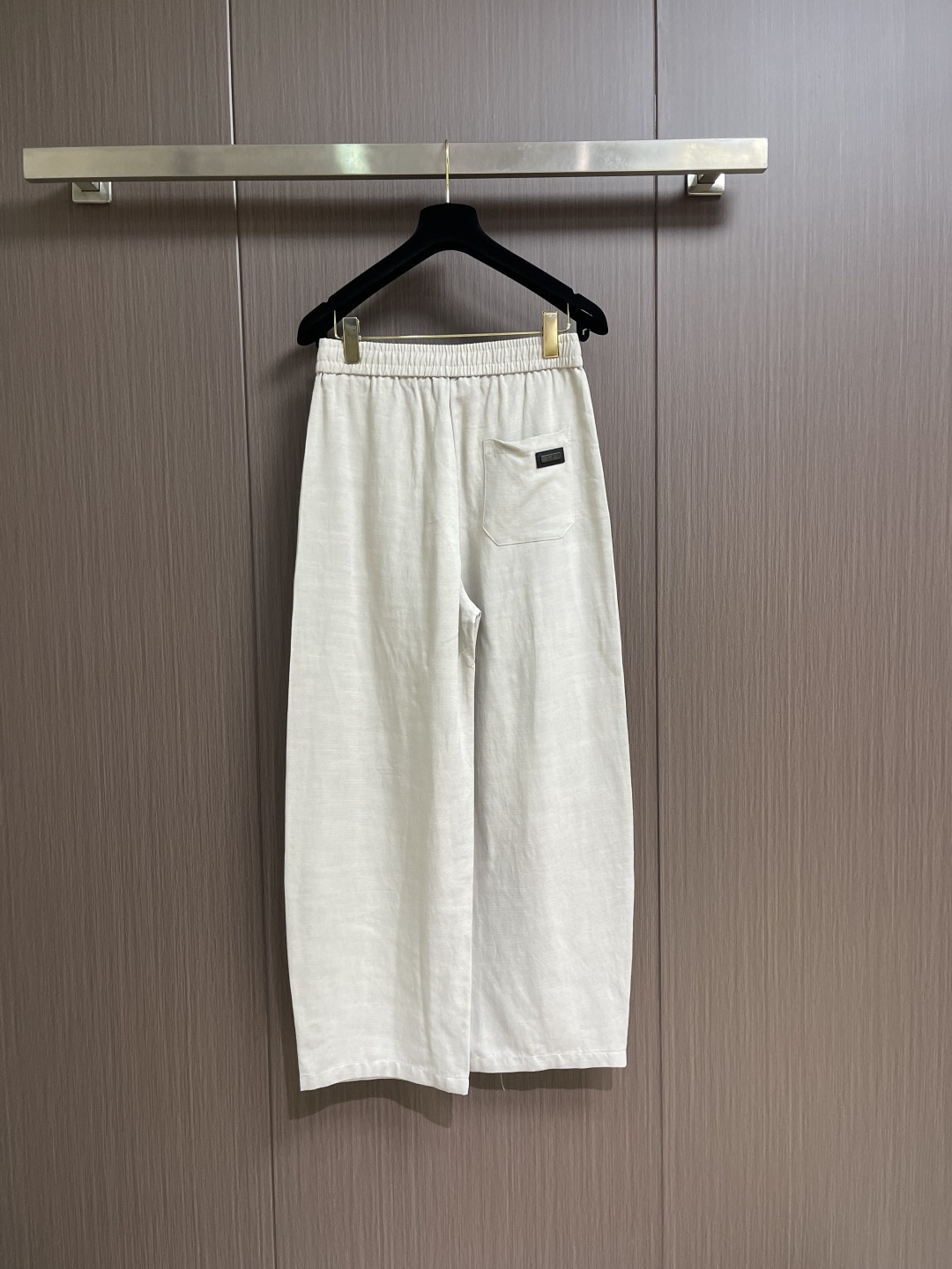 Loro Piana 印花标识直筒休闲裤 肉眼可见的利落裁剪，车线工整、细节无可挑剔，经典百搭 上身有总