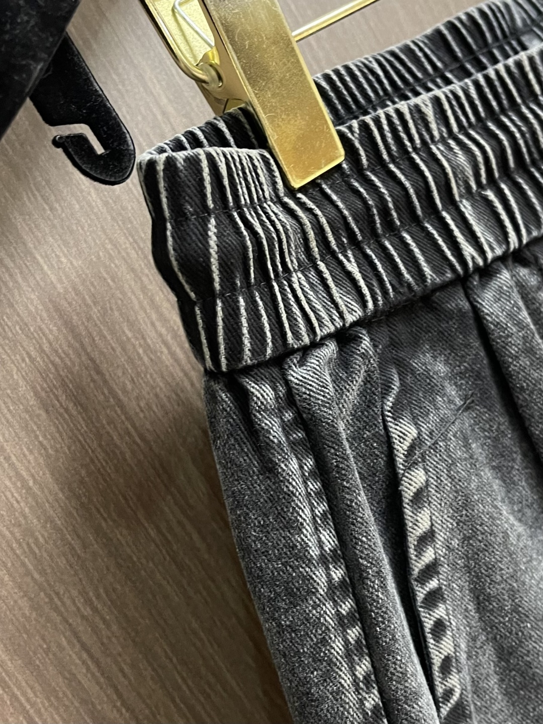 Alexander WANG 亚历山大王 侧边印花品牌标识logo牛仔长裤，生活休闲日常皆宜。选用的牛仔