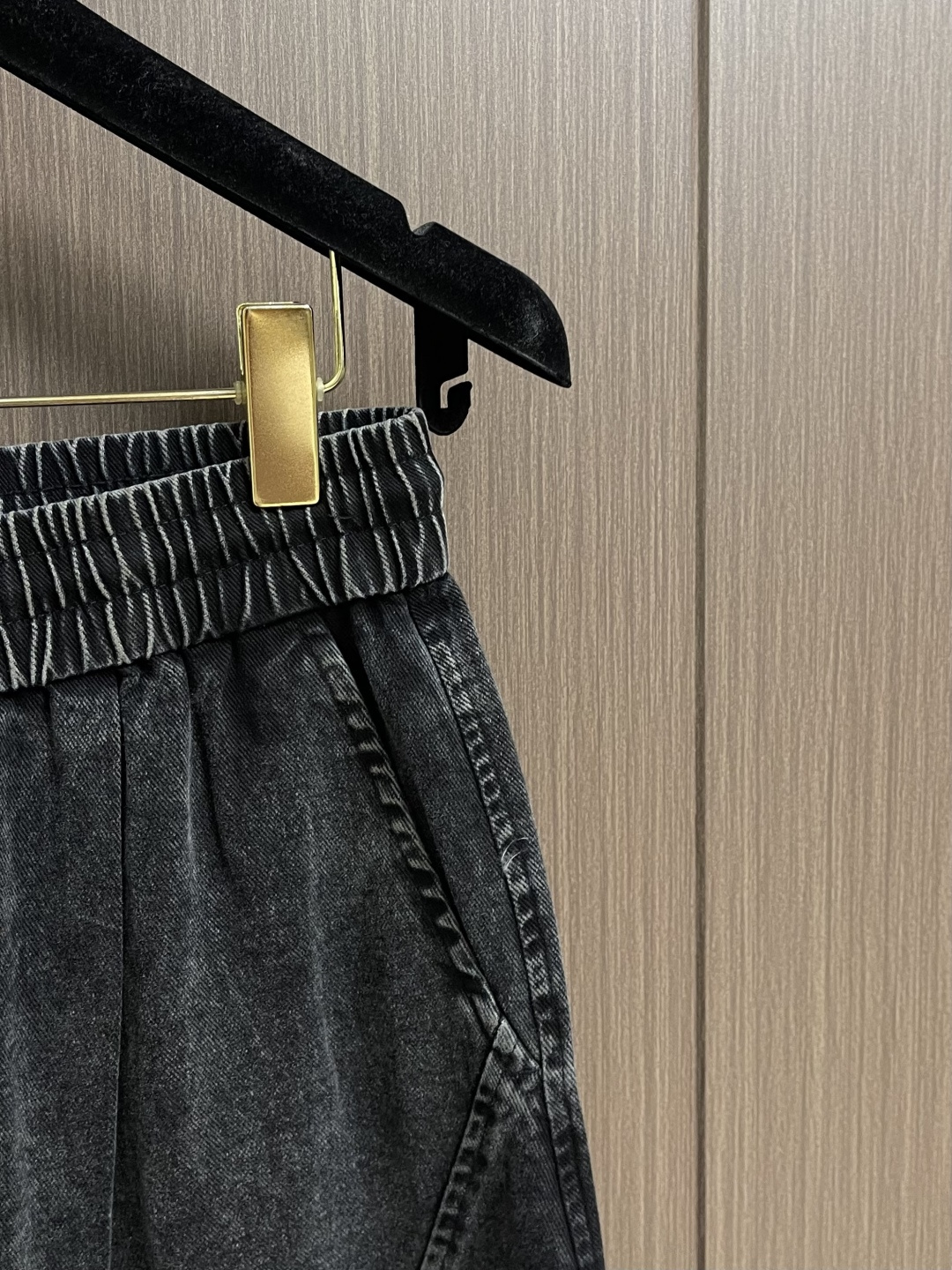 Alexander WANG 亚历山大王 侧边印花品牌标识logo牛仔长裤，生活休闲日常皆宜。选用的牛仔